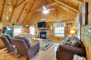 Hot Tub and Deck! Bear Hugs Cabin Near Gatlinburg - 0