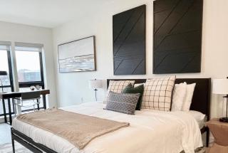 Elevator-Downtown View-Garage-King Bed-Laundry - 3