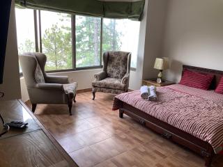 Private 3BR Cottage Kitchen, Lounge & Views - 8