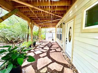 Cozy Urban Oasis - 5