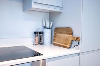 Modern 2-Bed Apartment - Near Train and Town - Parking Available - 4