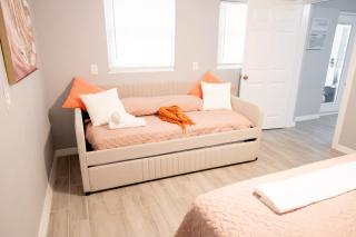 Pet-Friendly Lakeland Stay King Bed Cozy Court - 6