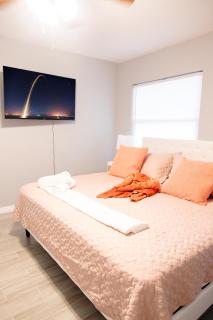 Pet-Friendly Lakeland Stay King Bed Cozy Court - 3