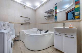 Apartment by the Dnipro Riverfront in Historic Podil - 5