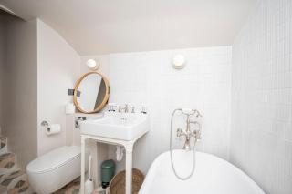 Luxury & Stylish Duplex with Private Garden - 4