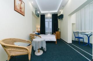City Escape Cozy Retreat by Independence Square - 6