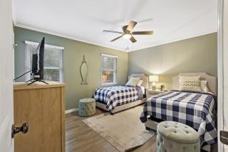 Stylish 2BR Townhome Near Bradley Beach Pool - 6