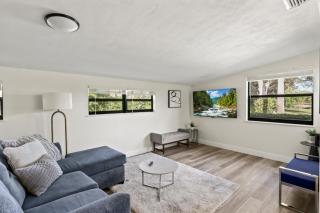 Nautical 3-Bedroom Hideaway only 10min to the Beach! - 8