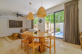 Tropical retreat: Scooters, Hot Tub, Pool, Projector - 9