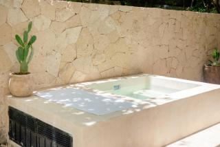 Tropical retreat: Scooters, Hot Tub, Pool, Projector - 4