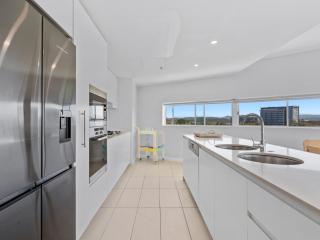 Stylish 3 Bedroom Apartment with Pool, Sauna & Gym - 5