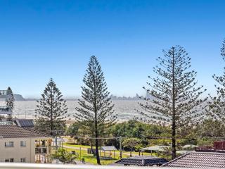 Stylish 3 Bedroom Apartment with Pool, Sauna & Gym - 4