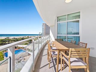 Stylish 3 Bedroom Apartment with Pool, Sauna & Gym - 3