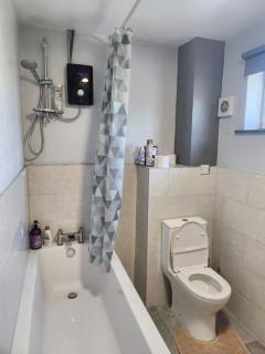 Spacious, 3 double bedroomed, free parking, 9 mins Elland Rd, nr Leeds City Centre - 7