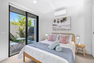 Colite Luxury Barwon Heads Sleeps 8 Rooftop deck 2 minute walk to the main shops river and parks - 1