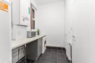 4-Bedroom House with Parking Contractors & Long Stays - 2