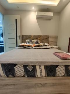 شقه فندقيه مفروشه في كمباوند وان قطاميه المعادي - 6