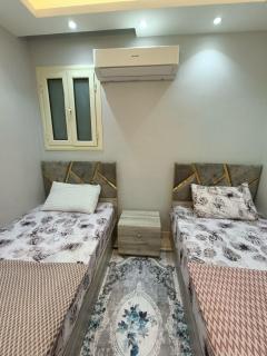 شقه فندقيه مفروشه في كمباوند وان قطاميه المعادي - 5