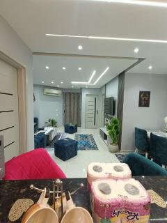 شقه فندقيه مفروشه في كمباوند وان قطاميه المعادي - 2