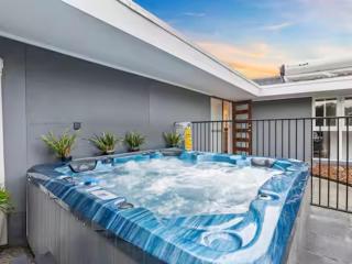 Spacious Palm Beach Home near Creek, Beach & Cafés - 9