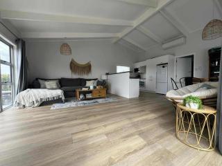 Hosts on the Coast Sea Breeze Retreat - 6