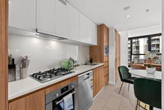 Stunning 2BR - Tallest Building in CBD plus Pool, Gym - 7