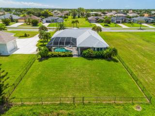 Oasis Home Heated Pool Fenced Yard - 8