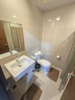 Modern BGC One Uptown 1BR near Grand Hyatt Uptown Mitsukoshi Malls and St Lukes Medical Center - 1