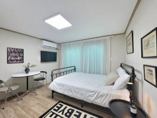 Gongdeok Cozy Stay 101, 5min from Subway - 0