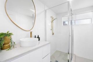 Beachfront Bliss 2BR Broadbeach - 1