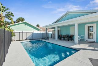 Charming Beachside Home Heated Pool Free Golf Cart - 7