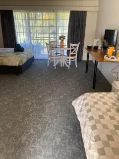 Lakeside Lodge Motel - 9