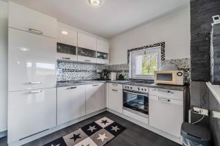 Riverside House with Pool and Hot Tub - Happy Rentals - 6