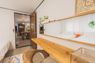 홍대 합정 마포구청역도보3분거리 큰거실 3Room 퀸베드5개 최대10인가족 단체 - 1