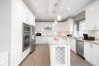 New Luxury Three Bedroom Villa near Shops and Greenway - 3