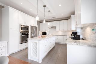 New Luxury Three Bedroom Villa near Shops and Greenway - 2
