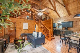 Log Cabin with Hot Tub, Game Room-10 min to NRG - 3