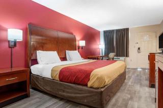 Econo Lodge - 4