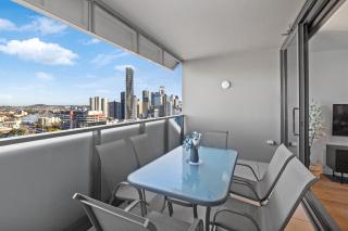 Luxe Sub-Penthouse with Rooftop Pool and 2 Car Parks - Brisbane - 4