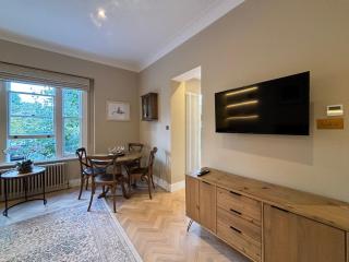 Elegantly Renovated 2BR w Balcony in Notting Hill - 0
