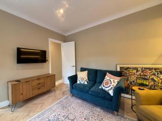 Elegantly Renovated 2BR w Balcony in Notting Hill - 9