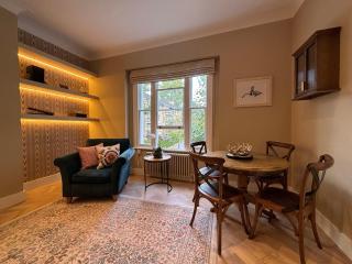 Elegantly Renovated 2BR w Balcony in Notting Hill - 2