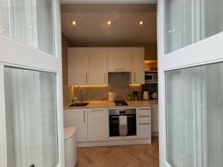 Elegantly Renovated 2BR w Balcony in Notting Hill - 1