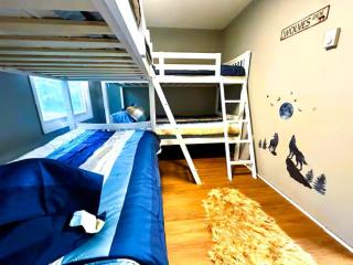 Pocono Mountain Escape - Steps to Lake- Hot Tub - Games- 9 Mins to Ski Slopes! - 3
