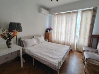 Double bedroom appartement Balcony Central City AC - 2