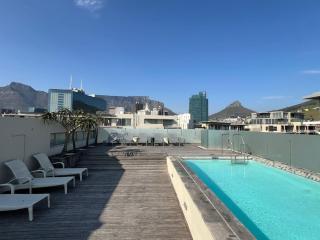 Canal-Side Apt Close to V and A and CTICC - 9