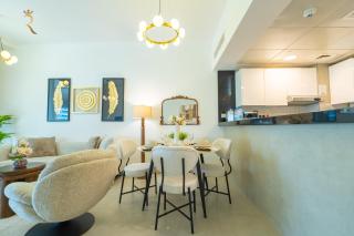 Al Vera Elegant 2BR Apartment Private Balcony - 2