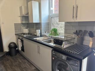 Spacious 6-Bed Stay Central Warrington Sleeps 12 - 8