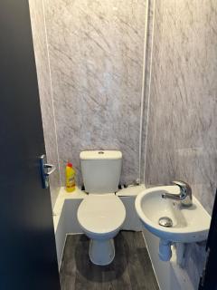 Spacious 6-Bed Stay Central Warrington Sleeps 12 - 4