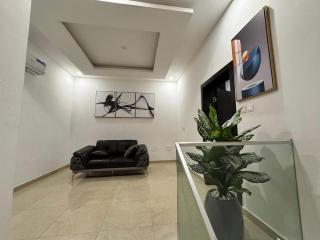 Fully furnished 4-bed Apartment - 8